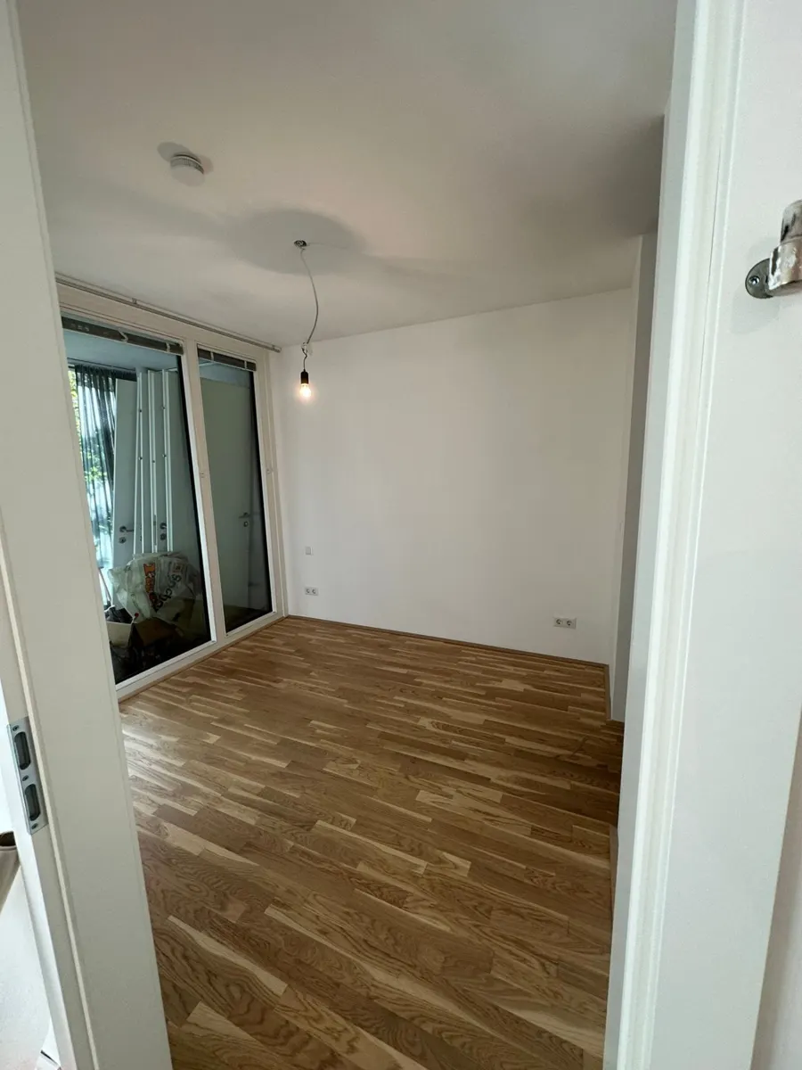 Biber Sanierung – Referenz Wohnungssanierung: Zimmer mit neuem Eichenparkett